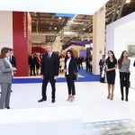 <strong>Prezident xanımı və qızları ilə sərgidə <span style="color: #ff6600;">– Fotolar</span></strong>