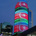 Nur-Sultan şəhərinin ən hündür binalarından biri Azərbaycan bayrağının rəngləri ilə işıqlandırılıb