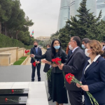 İƏT Ombudsmanlar Assosiasiyasının prezidenti Fəxri xiyabanı və Şəhidlər xiyabanını ziyarət edib