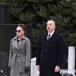 Prezident İlham Əliyev və Mehriban Əliyeva ulu öndər Heydər Əliyevin məzarını ziyarət ediblər